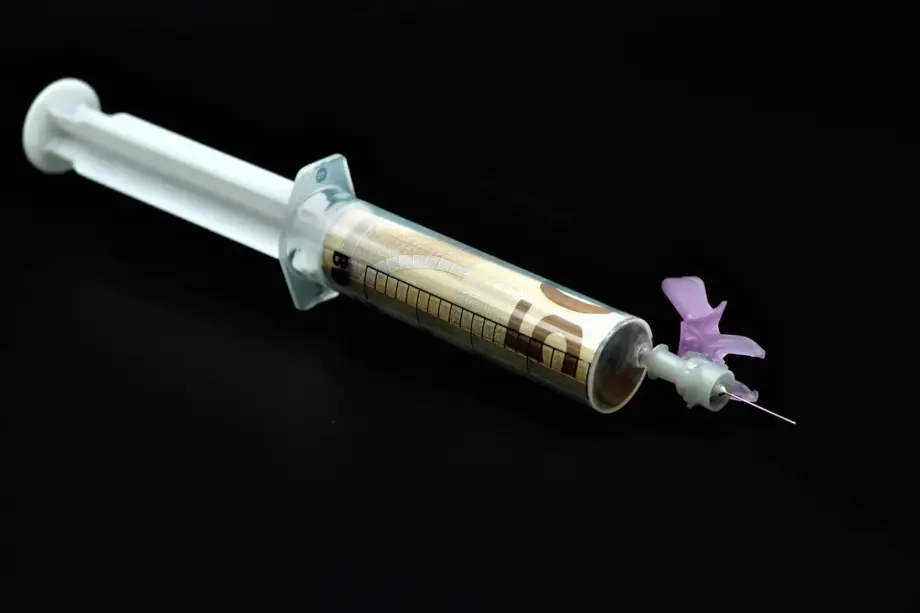 Hvilken primer skal man bruge før påføring af mikrocement på væggen?