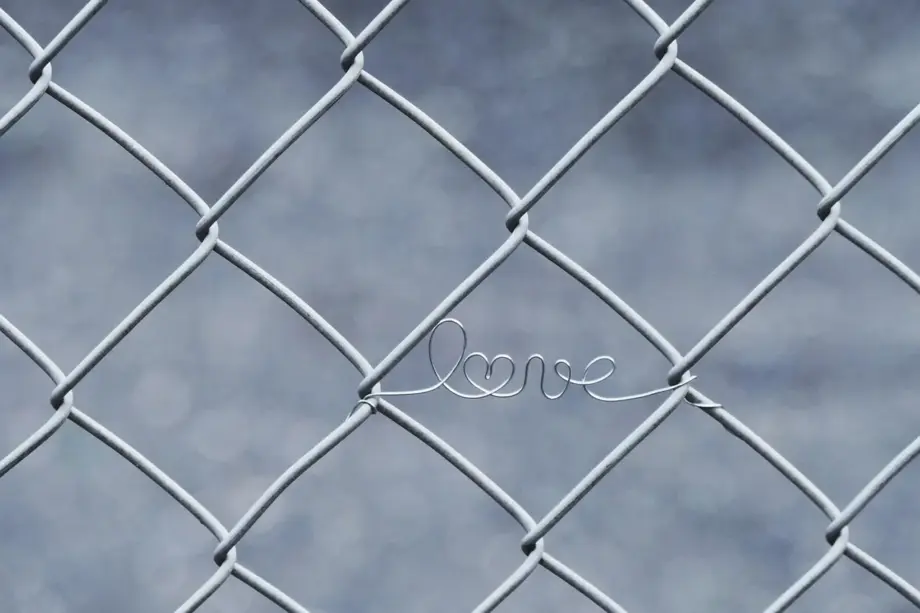 Reparation af revner i puds med armeringsbånd