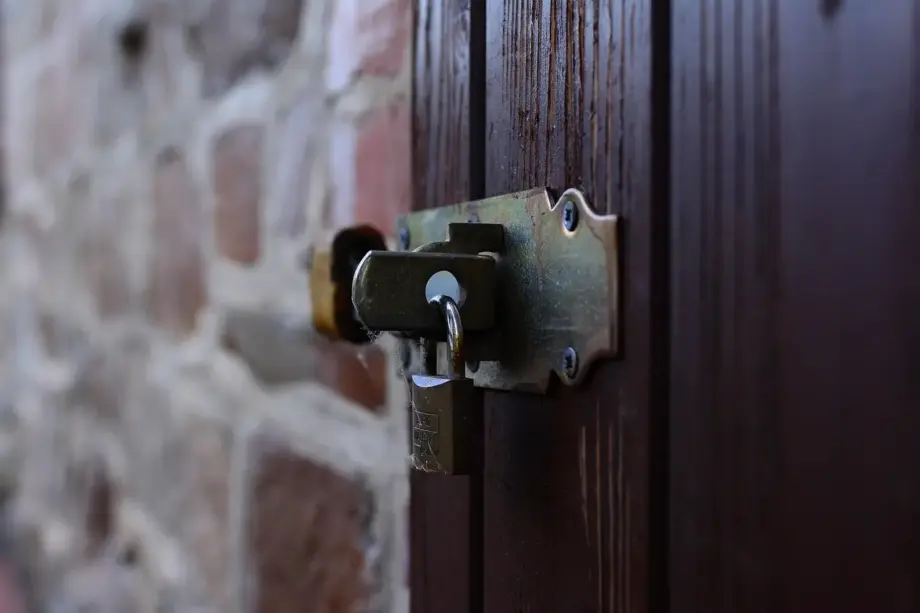 Sådan retter du en skæv dør op i karmen