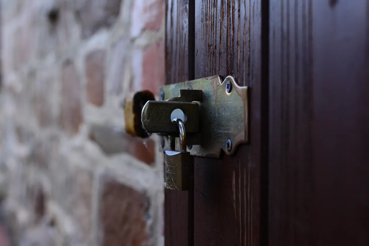 Sådan retter du en skæv dør op i karmen