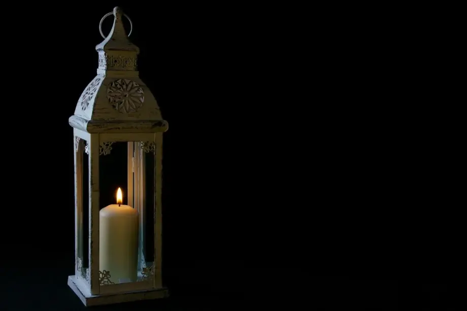 Skift hængslerne på køkkenskabene for en bedre pasning